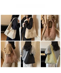 Vues détaillées de grands sacs cabas en toile avec gaufrage de lettres en quatre coloris