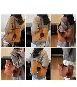 Détails du grand sac cabas en daim marron avec pompon en peluche et pendentif en bois