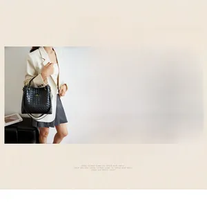 Tre modi per indossare la borsa a secchiello in pelle intrecciata: a tracolla, a mano o a spalla