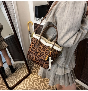 Détails du sac seau léopard en velours avec bordure en polaire blanche et perles en bois