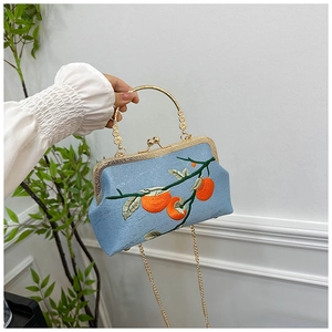 Détail de la broderie chinoise traditionnelle sur un sac à main bleu clair
