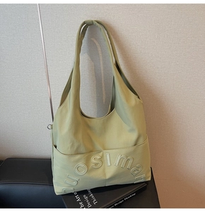 Détail du sac cabas en toile vert olive avec broderie de lettres en 3D sur la surface