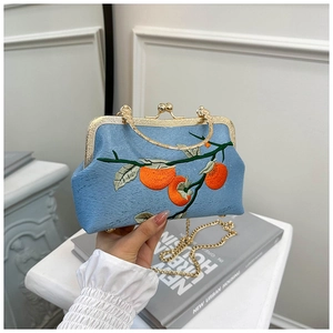 Détail du sac vintage bleu clair avec broderie de kaki et finitions dorées