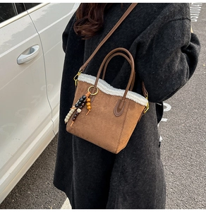 Sac seau givré marron avec bordure en peluche blanche et breloque en perles de bois