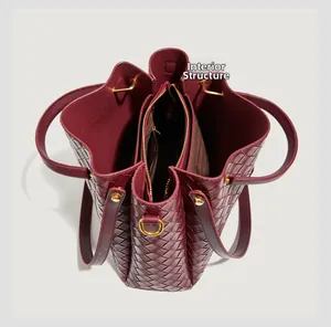 Vista interna della borsa a secchiello in pelle intrecciata bordeaux con tre scomparti e oro
