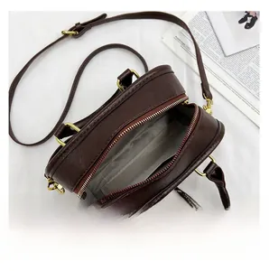 Vue de dessus montrant l'intérieur spacieux et la doublure grise du sac en cuir marron