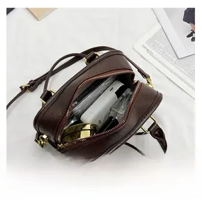 Vue détaillée de l'intérieur spacieux d'un sac Boston en cuir texturé marron foncé