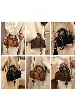 Options de style pour sac Boston avec poignées, bandoulière réglable et pompon