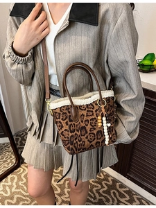 Sac seau rétro en peluche léopard avec bordure en fausse fourrure blanche et gland perlé