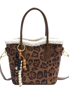 Sac à main léopard d'hiver avec garniture en fausse fourrure et pendentif