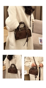 Vue triple d'un sac Boston marron foncé porté avec un manteau beige et un pendentif
