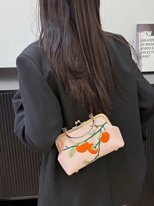 Sac à main en soie brodée rose avec motif de persimmon et fermoir vintage en métal
