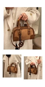 Sac Boston marron avec relief ATN, texture daim et bandoulière réglable en vue de style de vie
