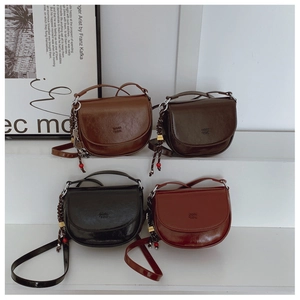 Détail montrant les sacs besaces vintage en marron, café foncé, noir et bordeaux élégant