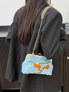 Sac coquille en satin bleu clair avec broderie traditionnelle et chaîne dorée vintage