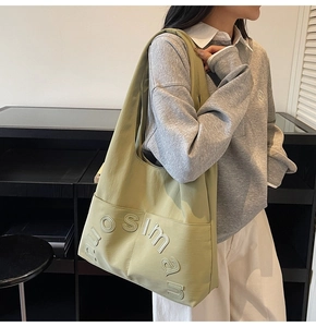 Détail du sac cabas en toile vert avocat avec lettrage nuosiman embossé en relief