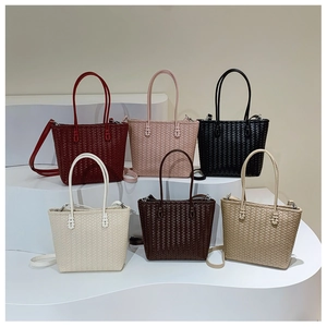 Détail de sacs à main tissés en six couleurs sur des supports blancs