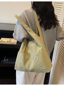 Sac fourre-tout chic en toile vert clair pour femme avec décoration de lettres embossées