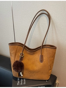 Grand sac cabas en daim marron avec pendentif en peluche et bandoulières rondes