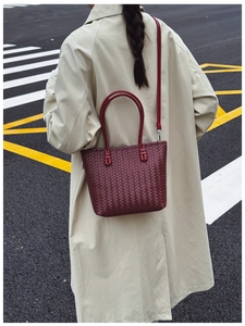 Détail du tissage bordeaux sur un grand sac cabas avec poignées et bandoulière amovible