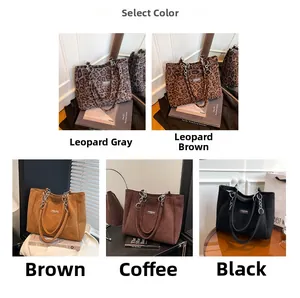 Détails des sacs cabas en daim imprimé léopard et unis avec poignées en chaîne métallique