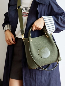Borsa a secchiello in pelle goffrata verde militare con tracolla larga per donna