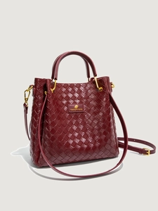 Elegante borsa a secchiello in pelle intrecciata bordeaux con manico e tracolla reg