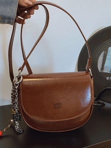 Sac Selle en Cuir PU Vintage pour Femmes Sac Bandoulière Rétro Avec Pendentif Amovible Lettre Gauffrée Pochette Décontractée