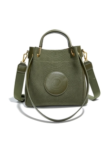 Borsa a secchiello in pelle verde con trama a serpente e dettagli in metallo dorato