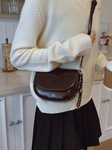 Sac selle marron foncé brillant avec finition miroir et accessoire de corde tressée