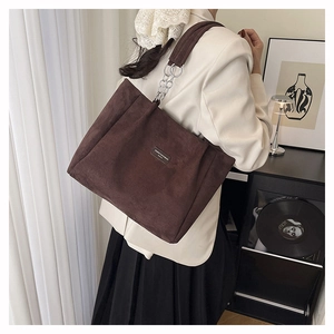 Détail du sac cabas léopard avec chaîne argentée et texture en velours doux