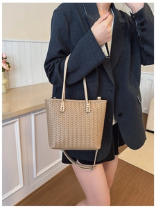 Détail du sac cabas en cuir tressé marron clair avec poignée nouée et zip