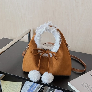 Détails du sac en daim marron avec garniture en fausse fourrure blanche et nouds mignons