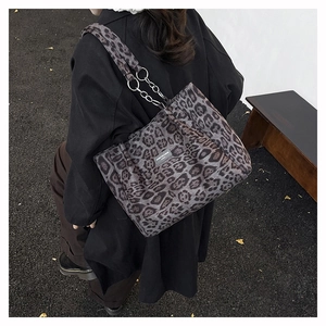 Détail du sac cabas imprimé léopard avec larges bandoulières et anneaux en métal