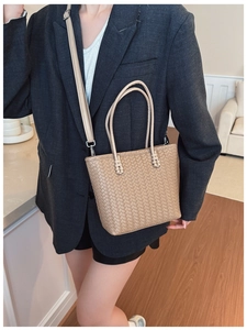 Détail de la texture tressée du sac cabas en cuir PU café clair avec nœuds