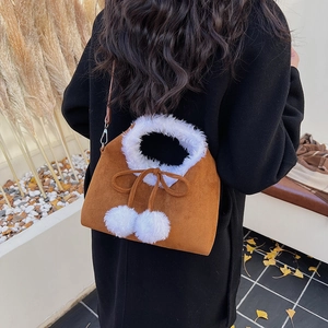 Sac d'hiver en similicuir marron avec bordure en fourrure blanche et pompons décoratifs
