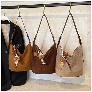 Détails des sacs cabas en daim avec pendentifs ours mignons aux couleurs d'automne