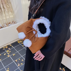 Sac à bandoulière vintage en daim marron avec bordure en peluche blanche et pompons