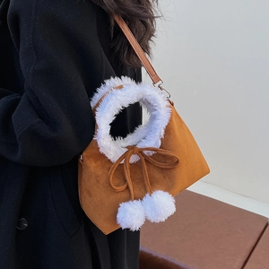 Sac bandoulière en daim marron avec bordure en fausse fourrure blanche et sangle réglable