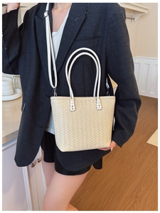 Détail du tissage sur sac seau crème avec poignée blanche et bandoulière assortie