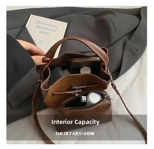 Capacità interna della borsa a secchiello in pelle marrone con astuccio coordinato