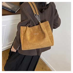 Détail du sac cabas léopard avec bandoulière en chaîne métallique et fini en suédine