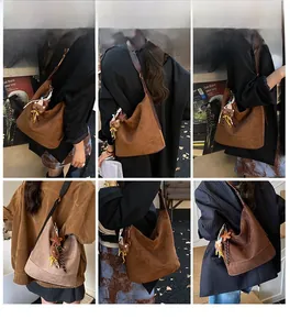 Vues street style du grand sac cabas en daim marron avec breloque ours et pompons