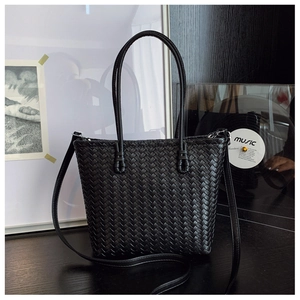 Détail rapproché du sac cabas tissé noir premium avec finition en cuir mat et sangle