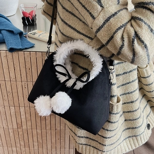 Sac à main style boulette en daim avec bordure en peluche blanche et pompons doux