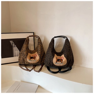 Détails des sacs à dos en toile léopard avec écussons de chat et bretelles en cuir