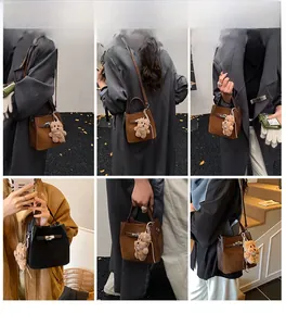 Mini borsa a secchiello con chiusura a scatto e ciondolo a orsetto in diversi stili