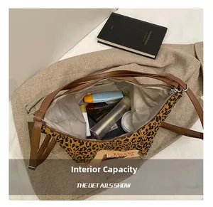 Vue macro montrant la grande capacité interne du sac cabas léopard avec objets quotidiens