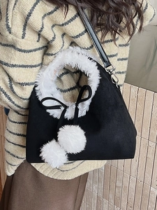 Sac fourre-tout en daim noir avec fausse fourrure blanche et pompons pour femme
