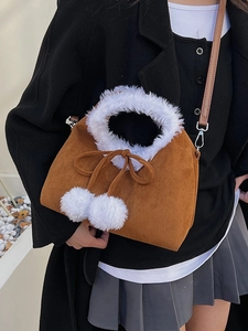 Sac bandoulière en suédine marron avec garniture en peluche blanche et pompons doux